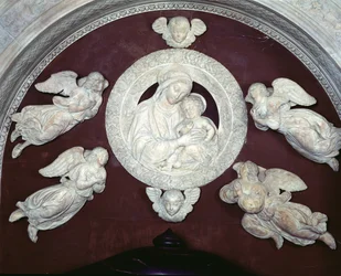 Tumba de Filippo Strozzi en la Capilla Strozzi (detalle de la Virgen y el Niño con ángeles)